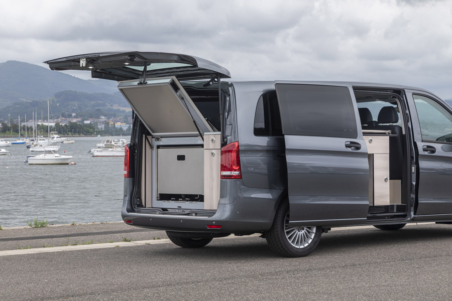 Corbillard Mercedes Vito avec agencement en bois clair